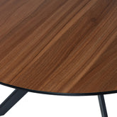 Kortárs stílusú, matt fekete színű fém étkezőasztal, natúr színű diófa furnérral borított asztallappal